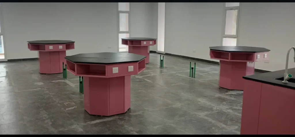 طاولات معمل تعليمية سداسية الشكل باللون الوردي