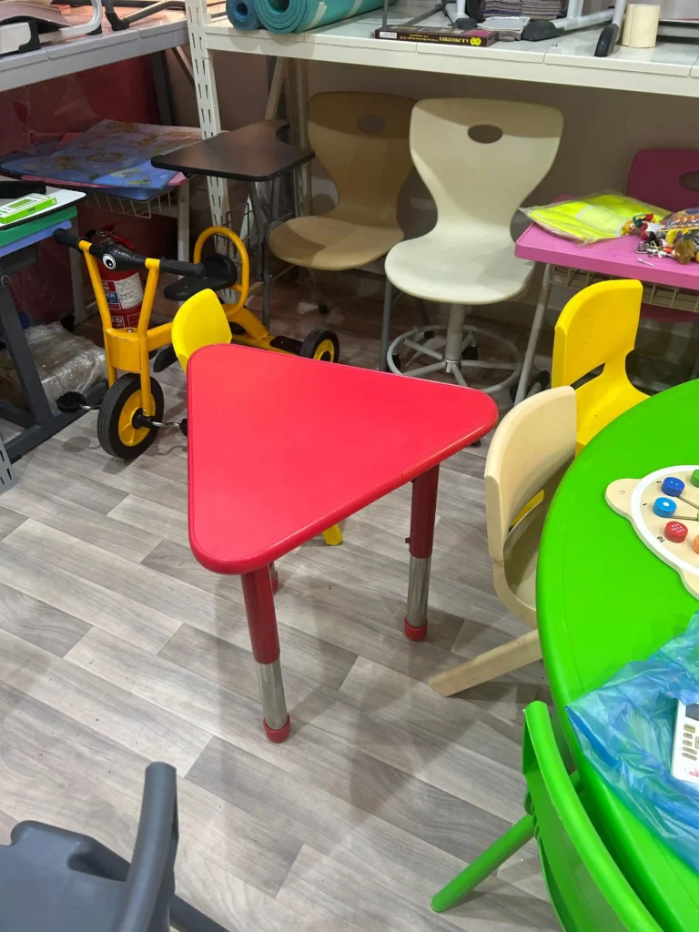 كراسي وطاولات والعاب خاصة بتجهيز الحضانات