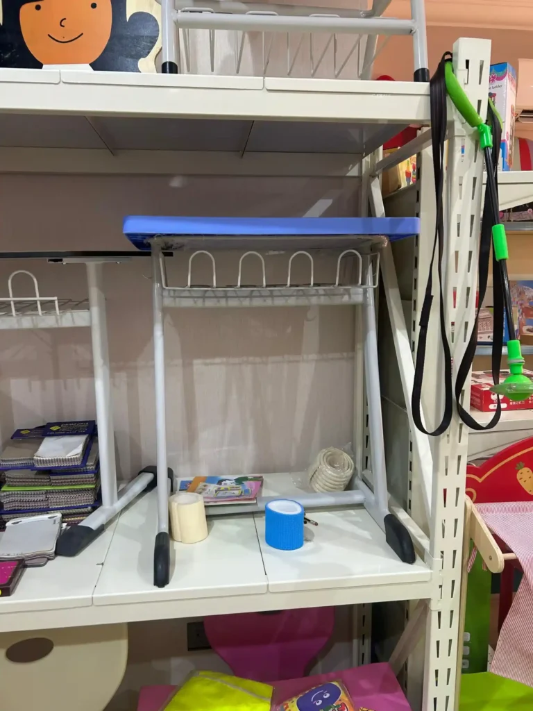 رفوف عرض تحتوي على أدوات مدرسية وألعاب تعليمية متنوعة داخل متجر