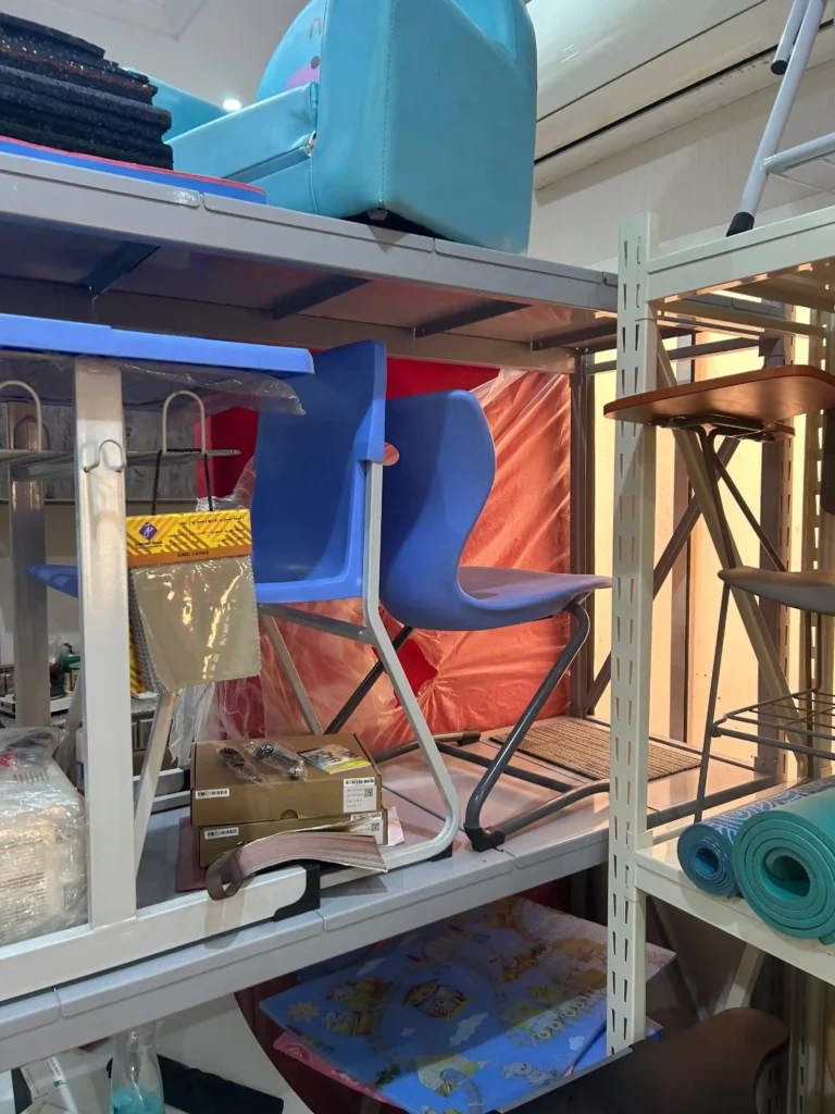 تخزين وتجهيز مستلزمات روضات الأطفال من كراسي وطاولات وأثاث تعليمي ملون داخل المستودع استعدادًا لترتيب الفصول