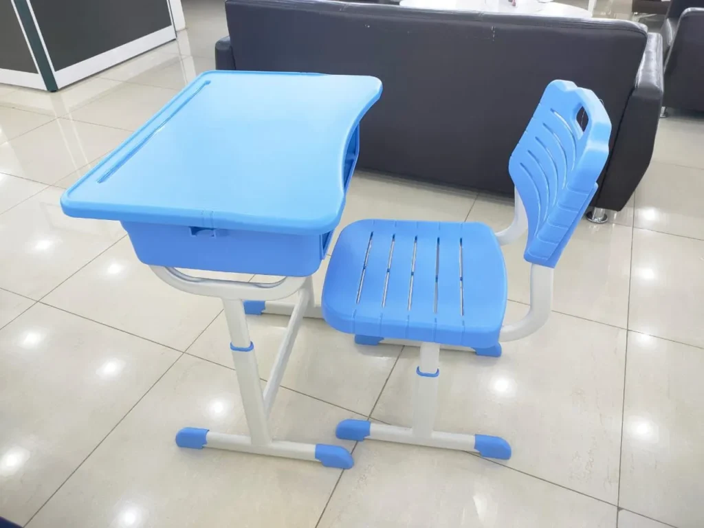 طاولة وكرسي دراسي باللون الأزرق الفاتح مخصصان لطلاب الروضات