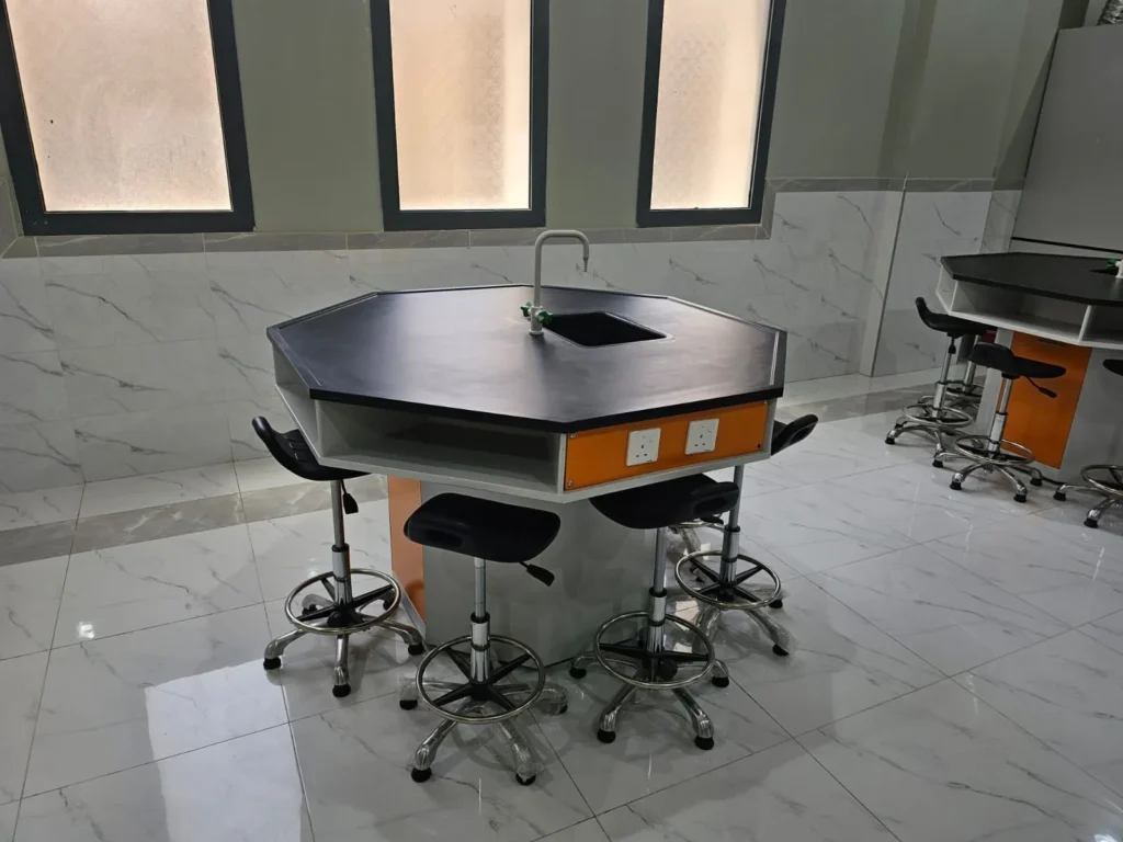 كراسي وطاولات المدارس الحديثة داخل معمل علمي مجهز بتقنيات وتجهيزات تعليمية متطورة