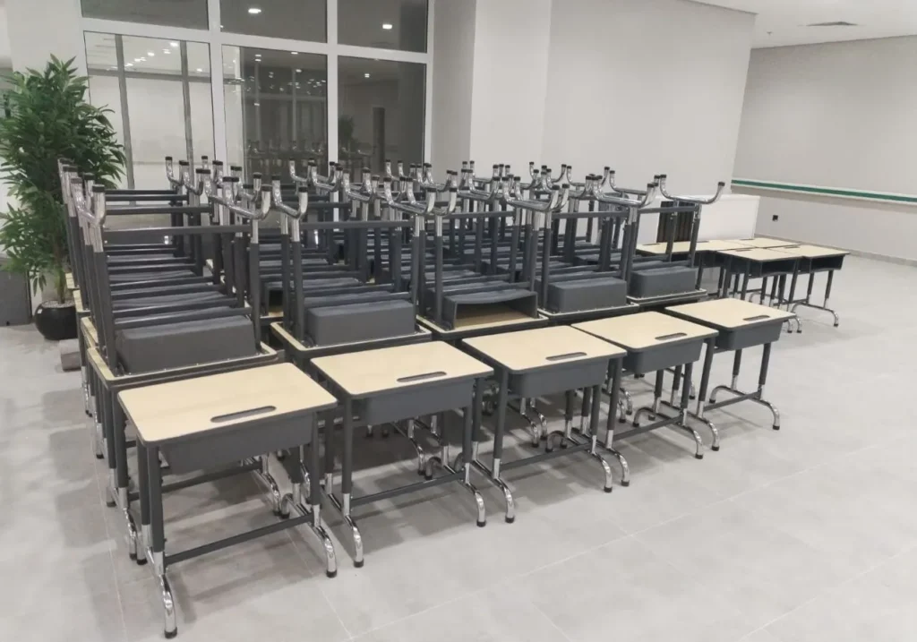 ترتيب كراسي وطاولات المدارس داخل فصل دراسي مجهز بأرضية سيراميك وجدران بيضاء