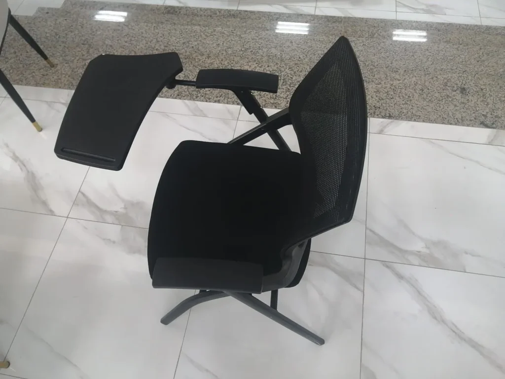 أحد كراسي وطاولات المدارس بتصميم أسود أنيق مزود بطاولة جانبية مدمجة للكتابة